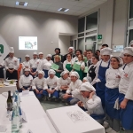 Gli chef e gli studenti dello Spallanzani in una bella foto di gruppo